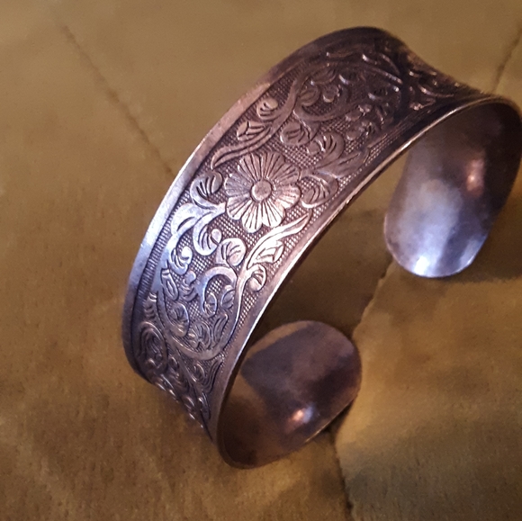 no markings Jewelry - FLORAL CUFF BRACELET